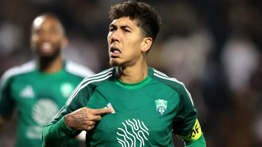 Roberto Firmino, ligado ao Flamengo, em campo no Al-Ahli (Photo by Mohamed Farag/Getty Images)