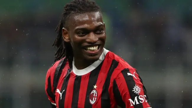 Rafael Leão, com a camisa preta e vermelha