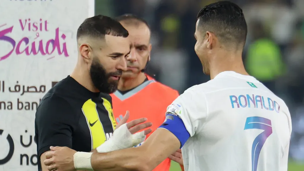 Cristiano Ronaldo e Benzema antes de partida (Photo by Yasser Bakhsh/Getty Images)