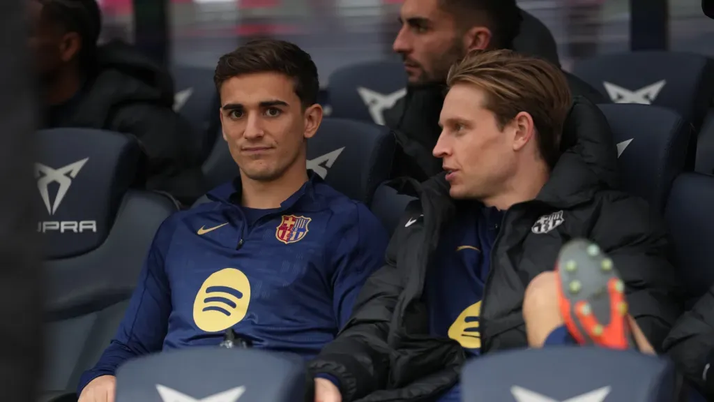 Frenkie de Jong e Gavi sentados no banco de reservas do Barcelona (Photo by Alex Caparros/Getty Images)