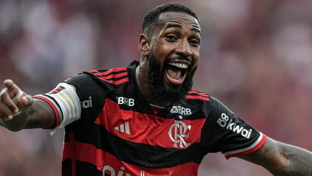 Gerson, com a camisa preta e vermelha, do Flamengo. Foto: Thiago Ribeiro/AGIF