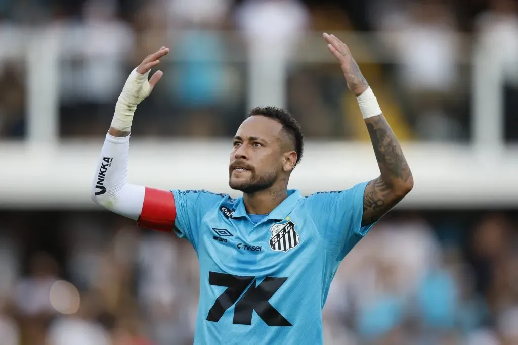 Neymar com as mãos para cima