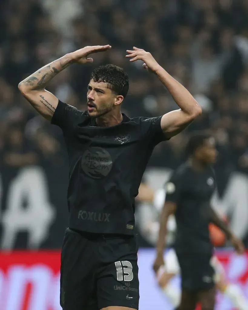 Gustavo Henrique, com a camisa preta do Corinthians