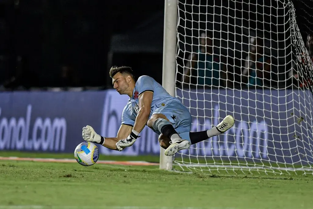 Léo Jardim em ação pelo Vasco. Foto: Thiago Ribeiro/AGIF
