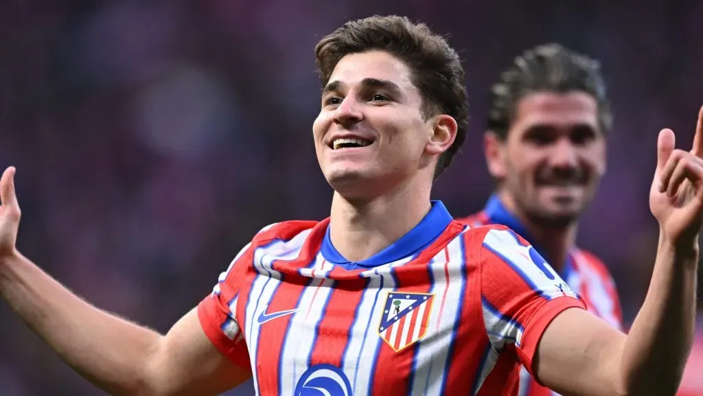 Liverpool tem como alvo Julián Alvarez do Atlético de Madrid, que está em campo, de camisa vermelha, branca e azul. (Photo by Denis Doyle/Getty Images)