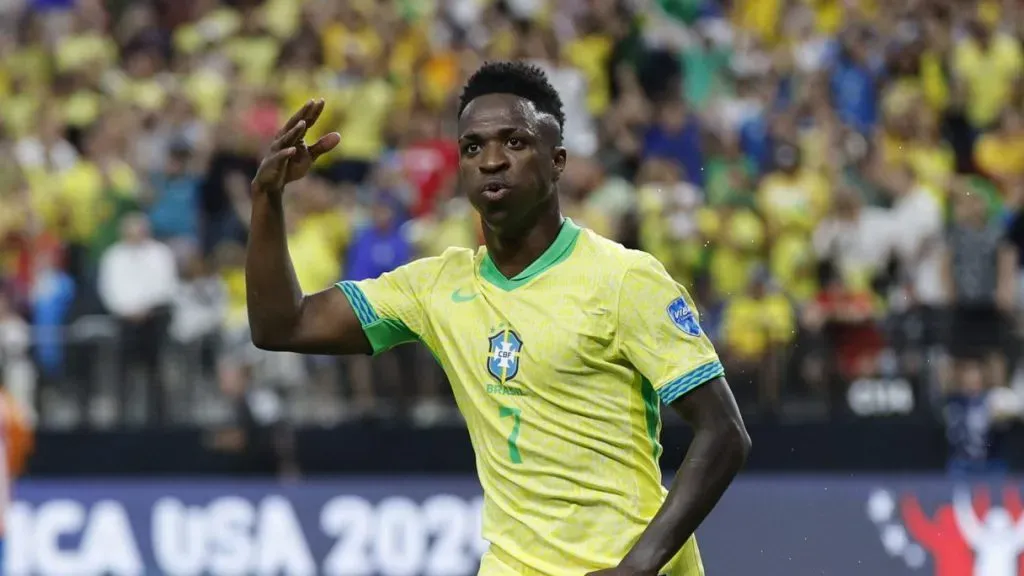 LAS VEGAS, NEVADA - 28 DE JUNIO: Vinicius Junior de Brasil celebra después de marcar el tercer gol del equipo durante el partido del Grupo D de la CONMEBOL Copa América 2024 entre Paraguay y Brasil en el Allegiant Stadium el 28 de junio de 2024 en Las Vegas, Nevada.