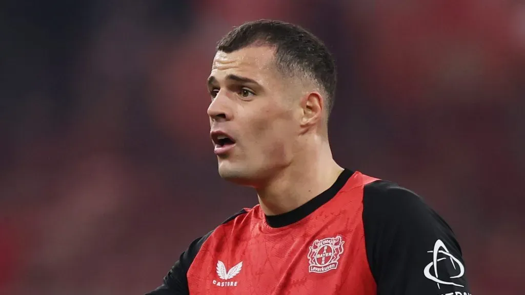 Granit Xhaka, do Bayer 04 Leverkusen, reage durante a partida de ida das oitavas de final da UEFA Champions League 2024/25 entre FC Bayern de Munique e Bayer 04 Leverkusen, na Allianz Arena, em 5 de março de 2025, em Munique, Alemanha. (Foto de Alex Grimm/Getty Images)