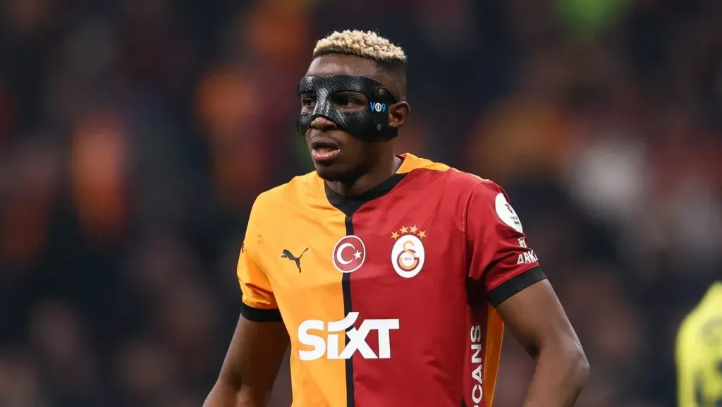 Victor Osimhen, do Galatasaray, observa o jogo durante a partida da Super Liga Turca entre Galatasaray e Fenerbahçe no Estádio Rams Park, em 23 de fevereiro de 2025, em Istambul, Turquia. (Foto de Ahmad Mora/Getty Images)
