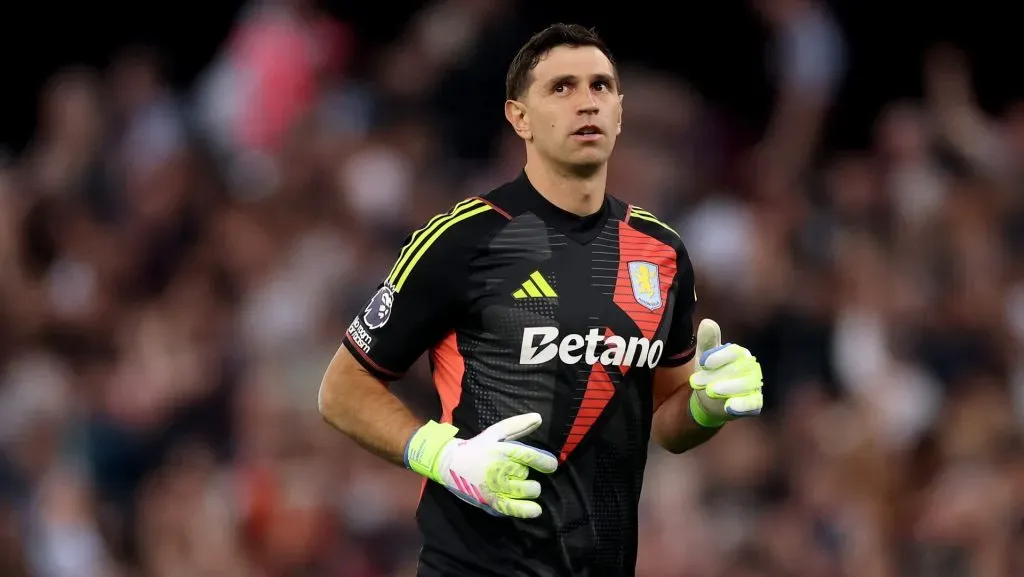 Dibu Martínez é pedido pela torcida do Barcelona