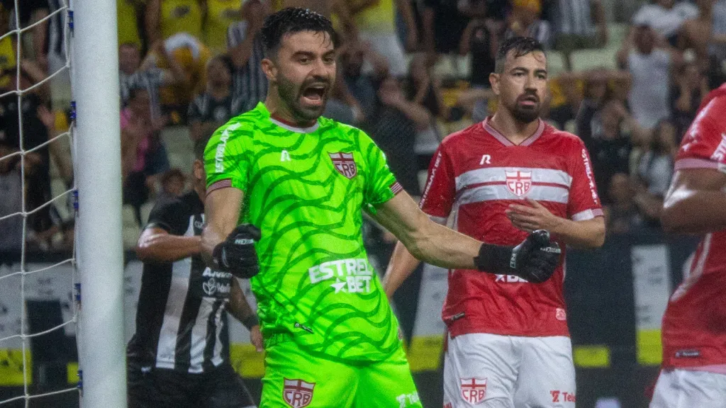 Matheus Albino comemora em partida do CRB. (Foto:  Baggio Rodrigues/AGIF)