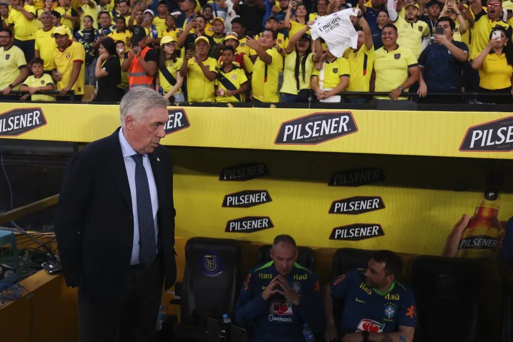 Carlo Ancelotti, técnico da Seleção Brasileira, observa antes da partida das Eliminatórias da Copa do Mundo de 2026 entre Equador e Brasil, no Estádio Monumental Isidro Romero Carbo, em 5 de junho de 2025, em Guayaquil, Equador. (Foto de Franklin Jacome/Getty Images)