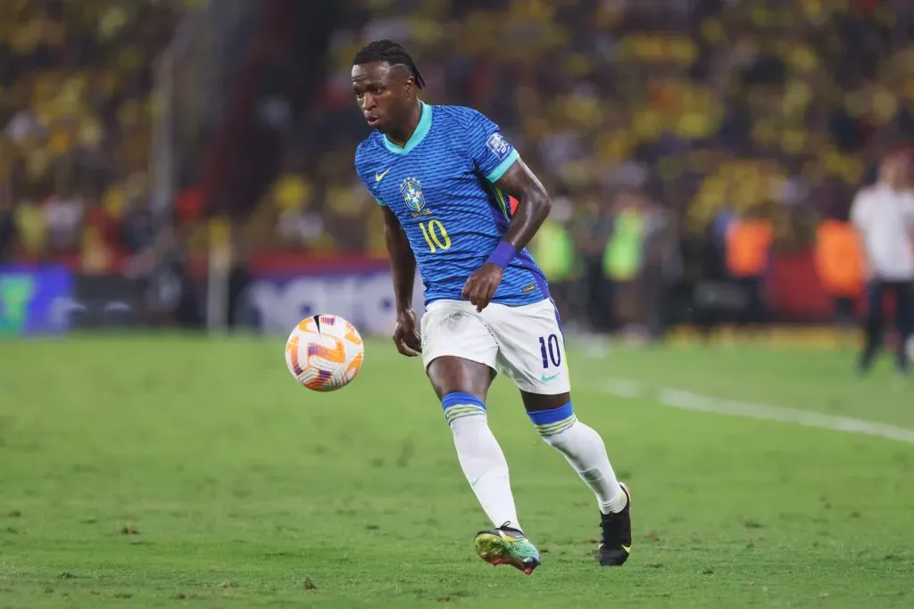 Vinícius Júnior, da Seleção Brasileira, domina a bola durante a partida das Eliminatórias da Copa do Mundo de 2026 entre Equador e Brasil, no Estádio Monumental Isidro Romero Carbo, em 5 de junho de 2025, em Guayaquil, Equador. (Foto de Franklin Jacome/Getty Images)