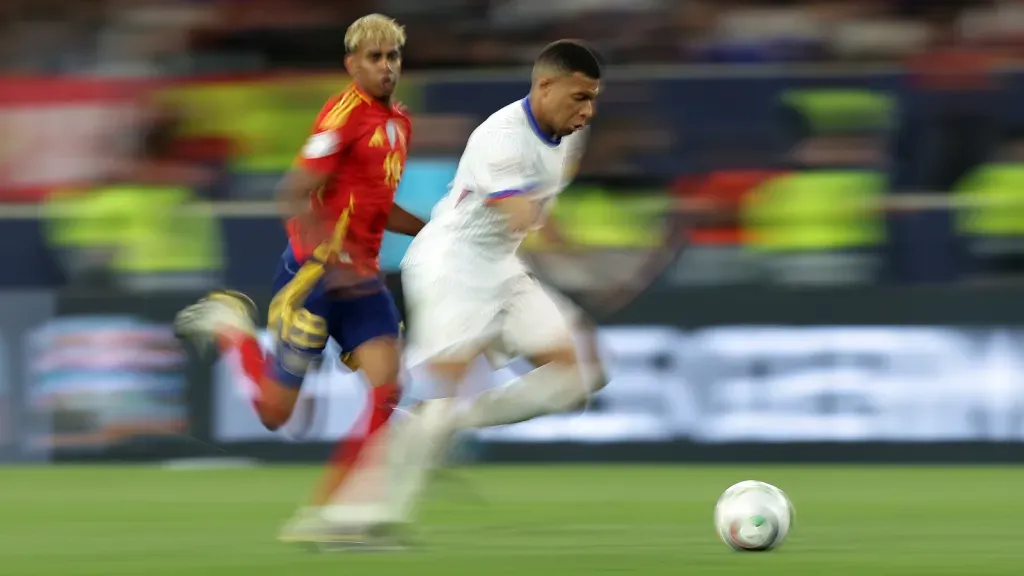 Kylian Mbappé e Lamine Yamal correndo. (Photo by Alex Grimm/Getty Images)