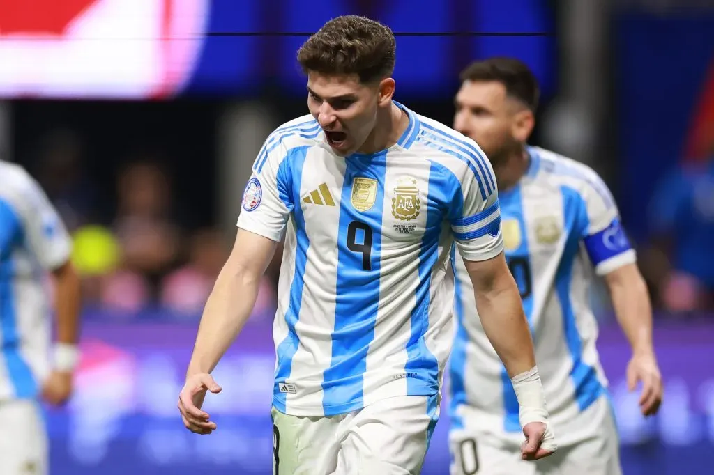 Julián Álvarez faz gol da Argentina na vitória contra o Chile. Foto: Hector Vivas/Getty Images
