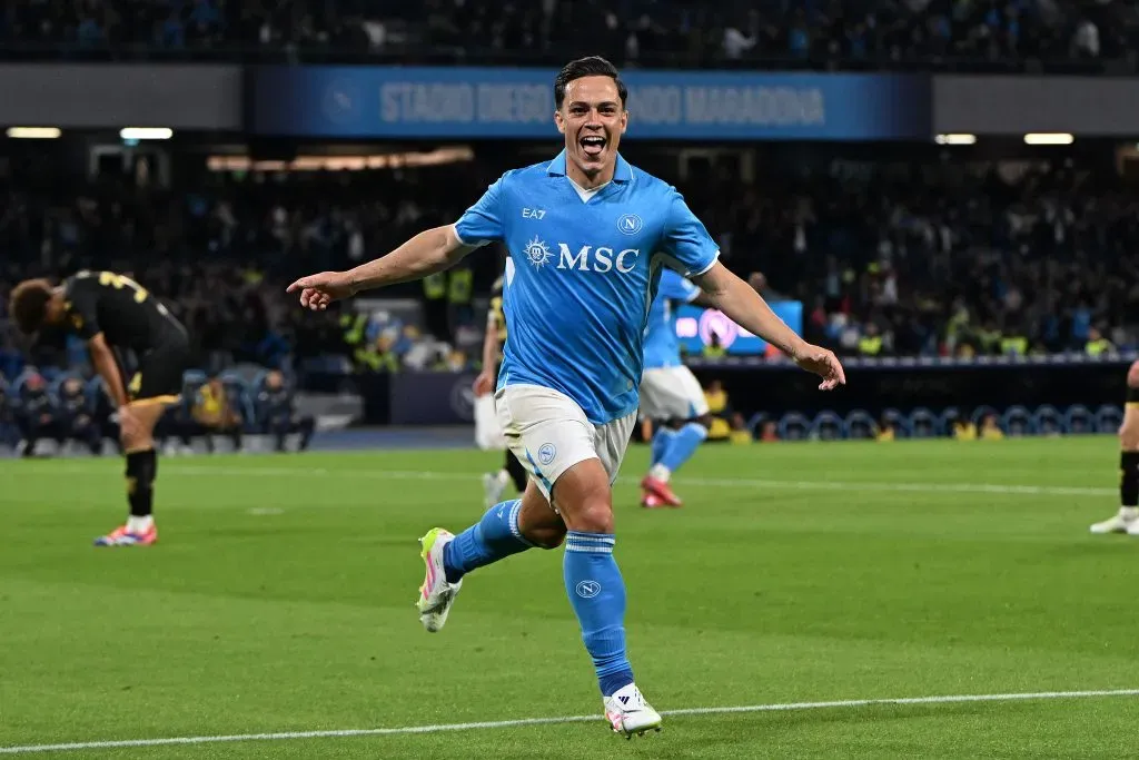 Giacomo Raspadori, do Napoli, comemora após marcar o segundo gol de sua equipe durante a partida da Série A entre Napoli e Genoa, no Estádio Diego Armando Maradona, em 11 de maio de 2025, em Nápoles, Itália. (Foto de Francesco Pecoraro/Getty Images)