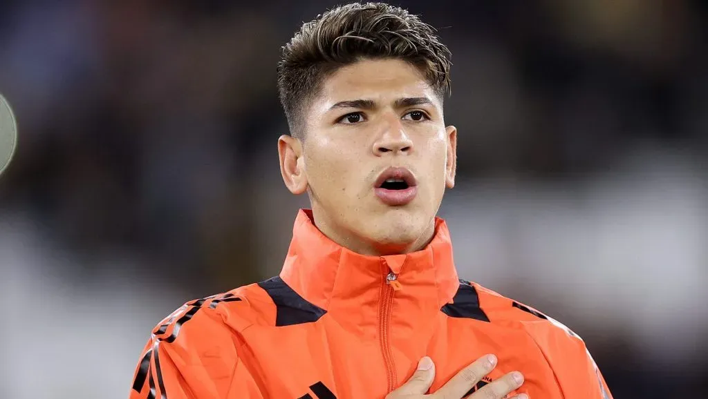 Carrascal, com a jaqueta laranja