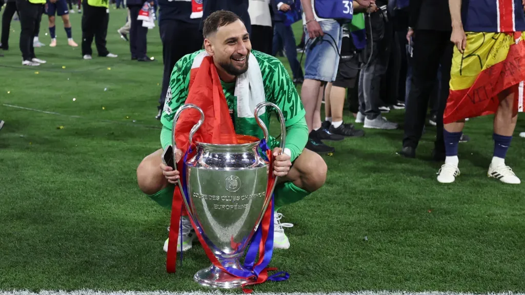Gianluigi Donnarumma segurando o troféu da Champions League (Photo by Lars Baron/Getty Images)