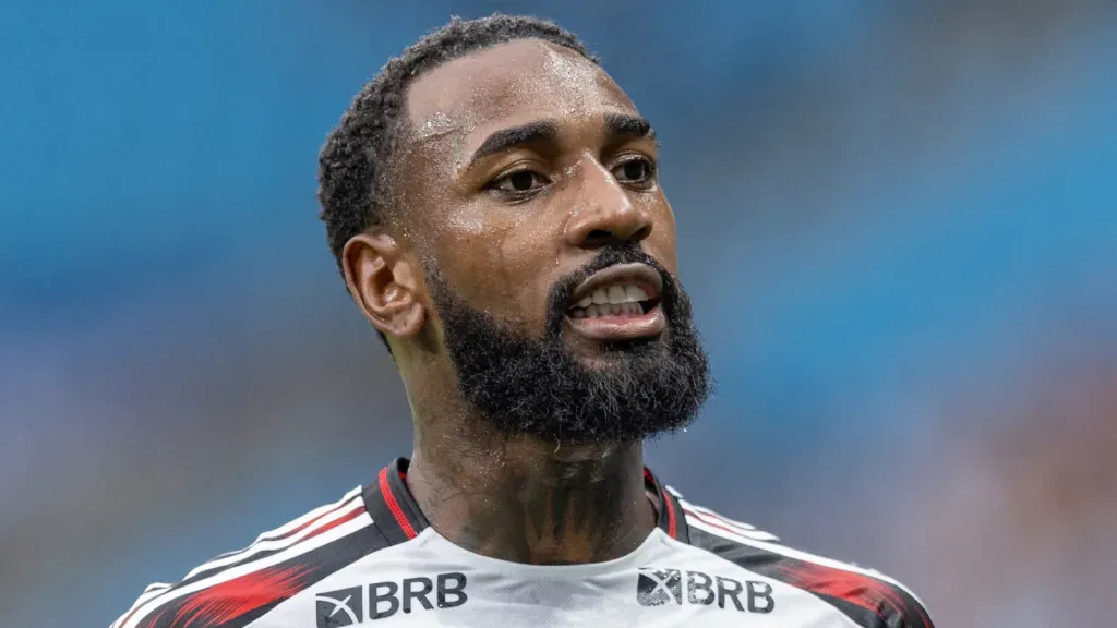 Gerson jogador do Flamengo durante partida contra o Grêmio no estádio Arena do Grêmio (foto: Liamara Polli/AGIF)
