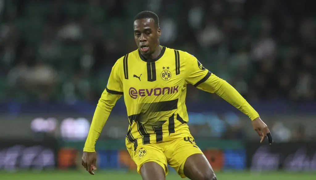 Gittens em campo pelo Borussia Dortmund (Carlos Rodrigues/Getty Images)