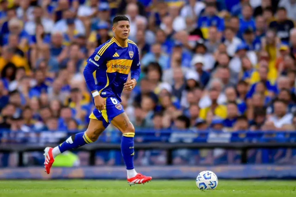 Marcos Rojo, do Boca Juniors, conduz a bola durante partida do Torneo Apertura Betano 2025, Grupo A, entre Boca Juniors e Argentinos Juniors no Estádio Alberto J. Armando, em 25 de janeiro de 2025, em Buenos Aires, Argentina. (Foto de Marcelo Endelli/Getty Images)