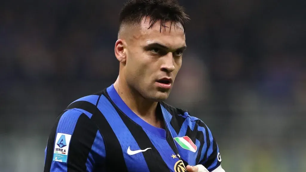 Lautaro Martínez, de camisa azul e preta, em campo, alvo do Arsenal. (Photo by Marco Luzzani/Getty Images)