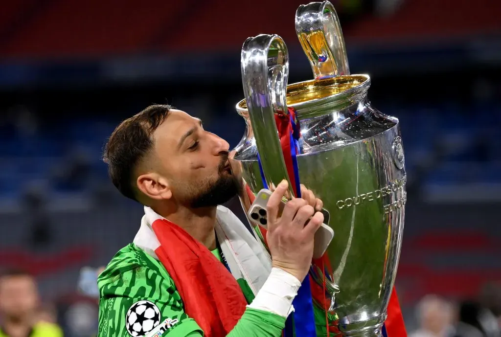 Donnarumma com a taça de campeão