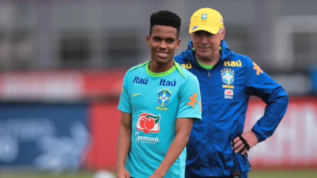 Carlo Ancelotti olhando para Estêvão, em treino da Seleção Brasileira (foto: Ettore Chiereguini/AGIFP