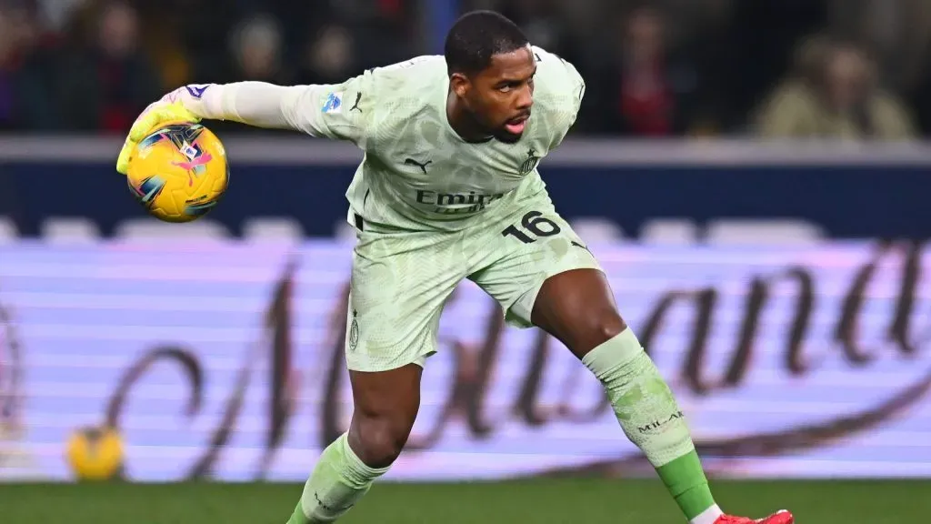 Mike Maignan em jogo do Milan. Foto: Alessandro Sabattini/Getty Images