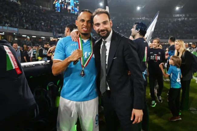 Flamengo - Noah Okafor, com a camisa azul do Napoli
