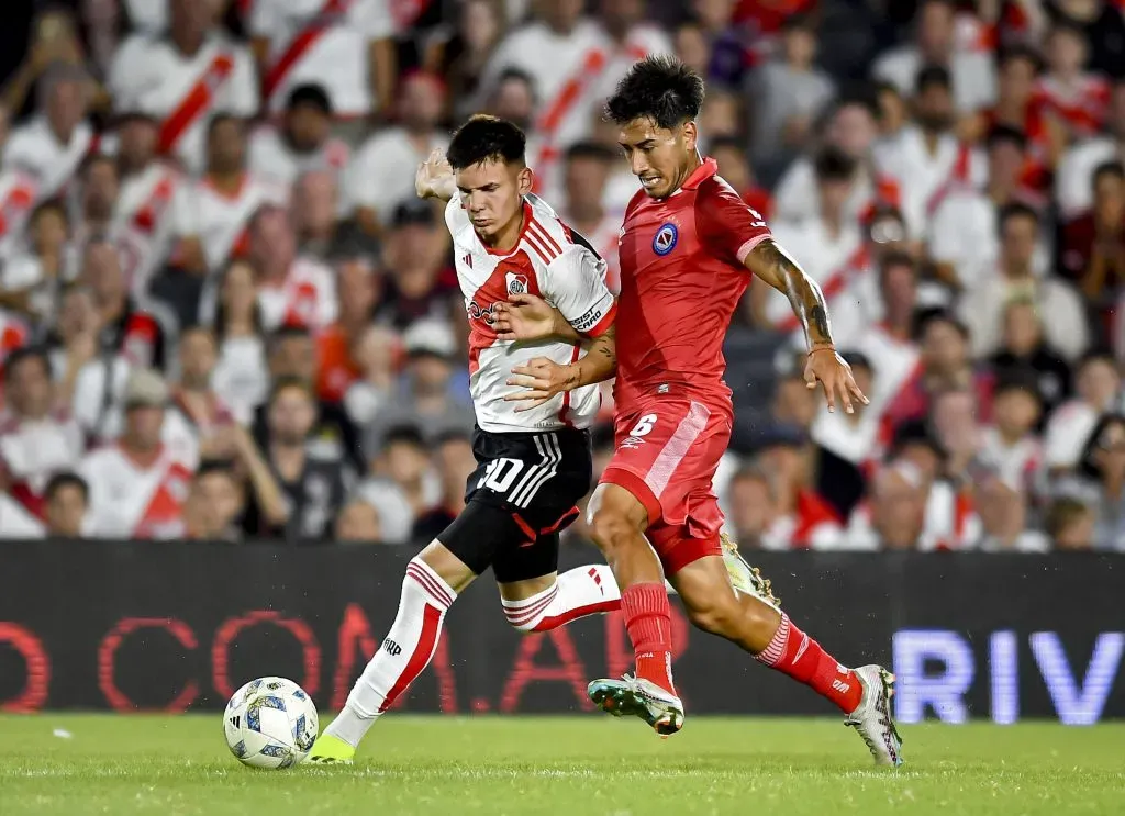 Franco Mastantuono (à esquerda) do River Plate disputa a bola com Román Vega, do Argentinos Juniors, durante uma partida entre River Plate e Argentinos Juniors válida pelo grupo A da Copa da Liga Profissional 2024, no Estádio Más Monumental Antonio Vespucio Liberti, em 28 de janeiro de 2024, em Buenos Aires, Argentina. Este foi o primeiro jogo profissional de Mastantuono. (Foto de Marcelo Endelli/Getty Images)