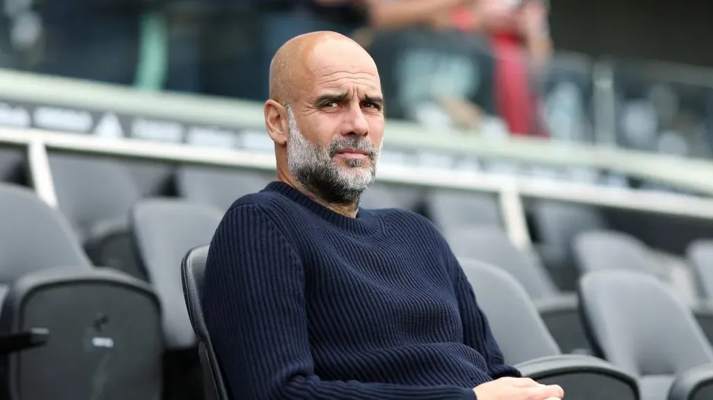 LONDRES, INGLATERRA - 25 DE MAIO: Pep Guardiola, técnico do Manchester City, observa antes da partida da Premier League entre Fulham FC e Manchester City FC em Craven Cottage em 25 de maio de 2025 em Londres, Inglaterra.