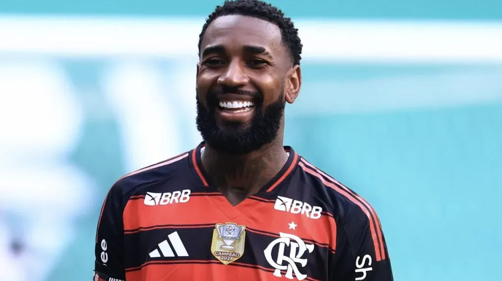 Gerson, com a camisa vermelha e preta do Flamengo