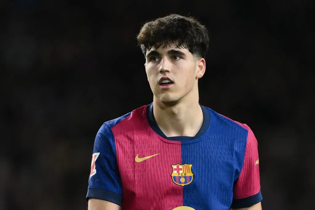 Pau Cubarsí, com a camisa vermelha e azul do Barcelona