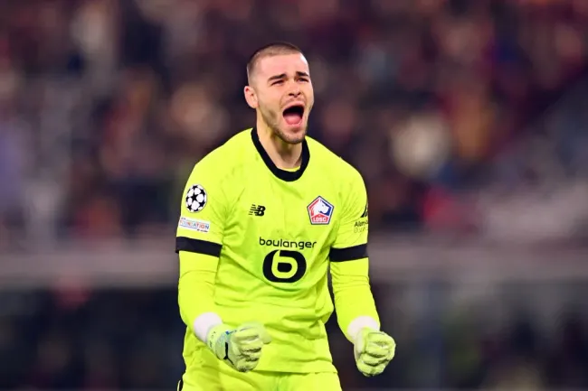 Alvo do PSG, Lucas com a camisa a verde limão do Lille