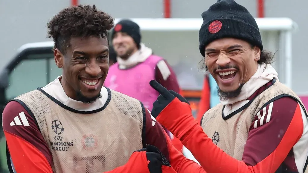 Leroy Sané e Coman, pelo Bayern de Munique, se cumprimentam, no treinamento