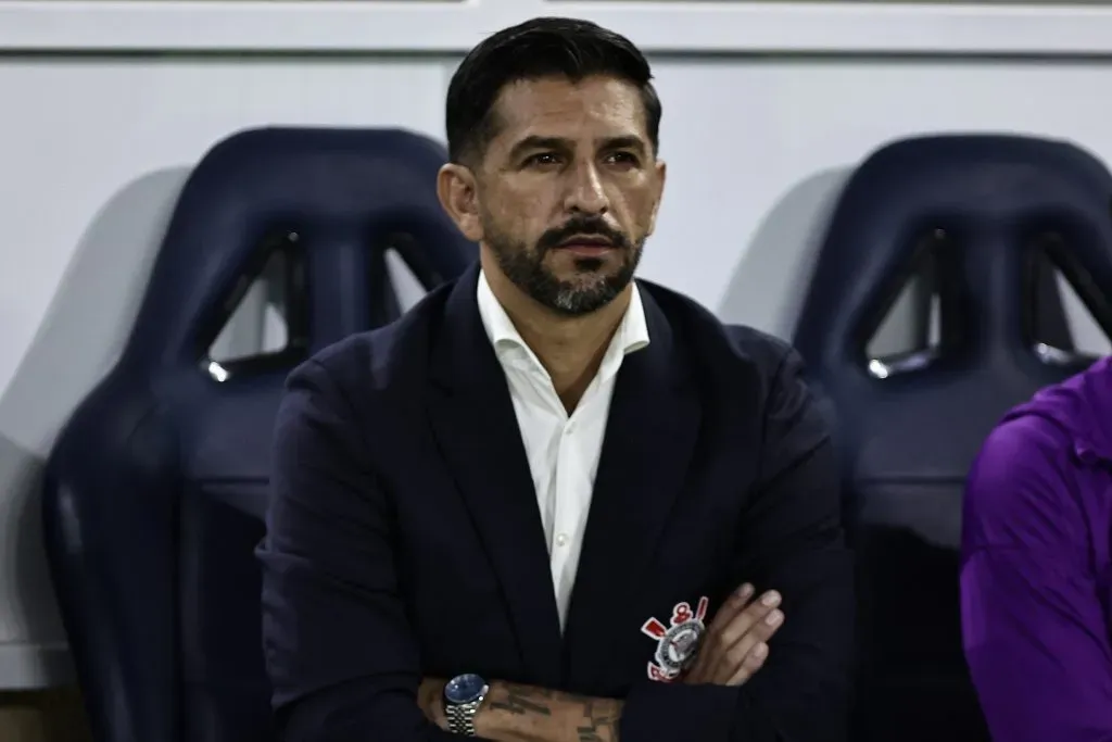 Emiliano Diaz técnico do Corinthians durante partida contra o Palmeiras no estádio Arena Barueri pelo campeonato Brasileiro A 2025. Foto: Fabio Giannelli/AGIF