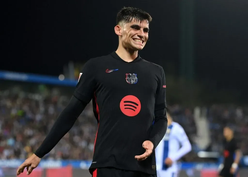Gerard Martín, com a camisa preta do Barcelona