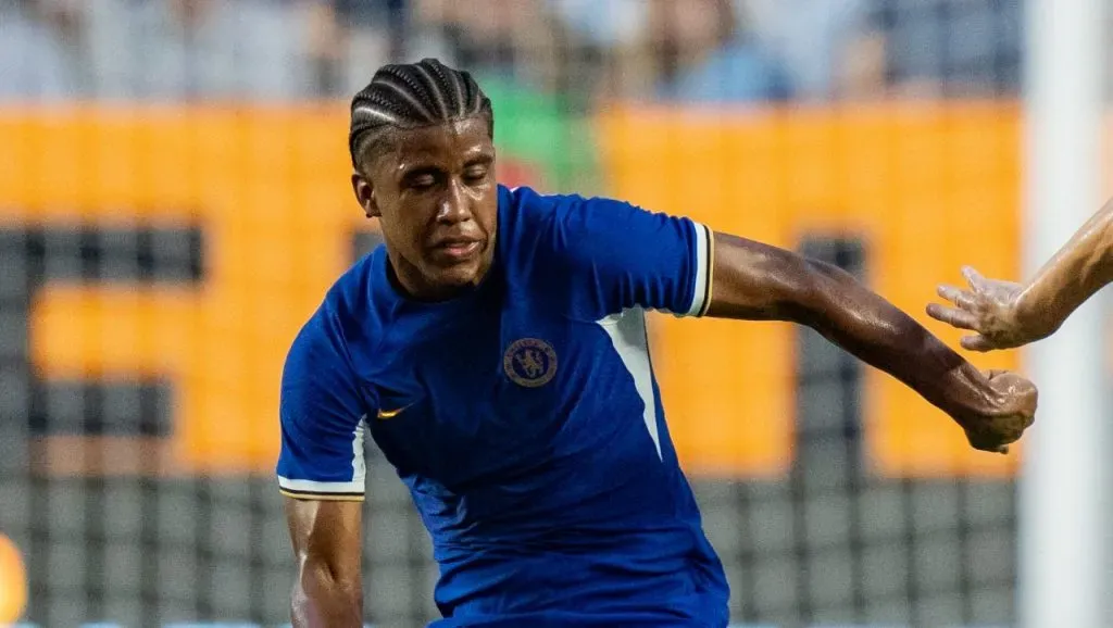 CHAPEL HILL, CAROLINA DO NORTE - 19 DE JULHO: Andrey Santos #39 do Chelsea FC e Paul Mullin #10 do Wrexham AFC correm atrás da bola durante um amistoso de pré-temporada no Kenan Stadium em 19 de julho de 2023 em Chapel Hill, Carolina do Norte.