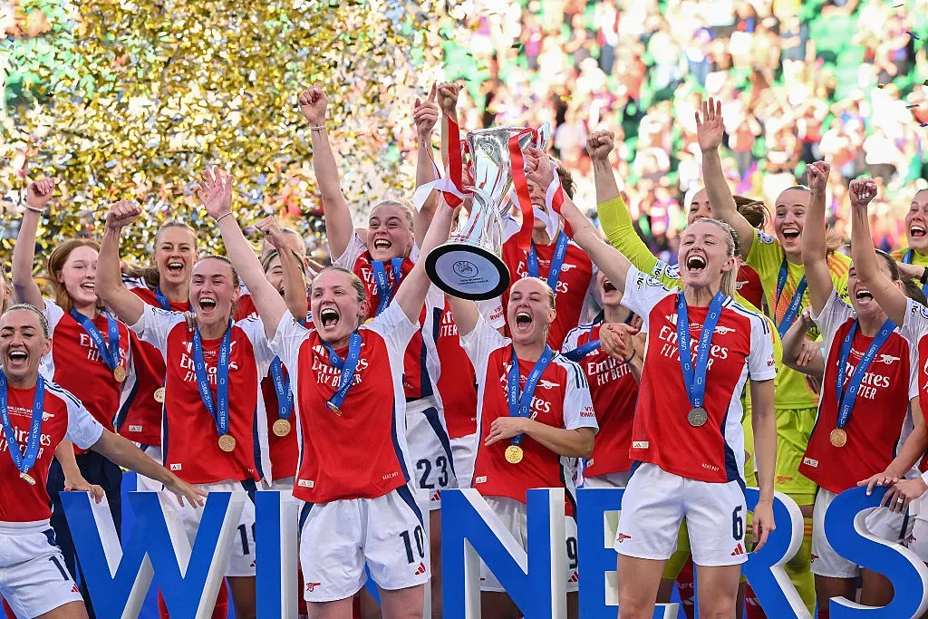 Jogadoras do Arsenal comemoram o título da Women's Champions League (Photo by David Ramos/Getty Images)