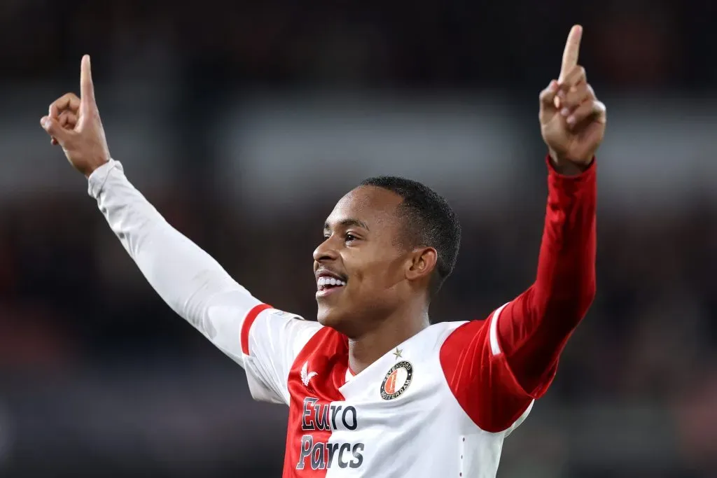 Alvo do Liverpool, Igor Paixão, com a camisa branca e vermelha