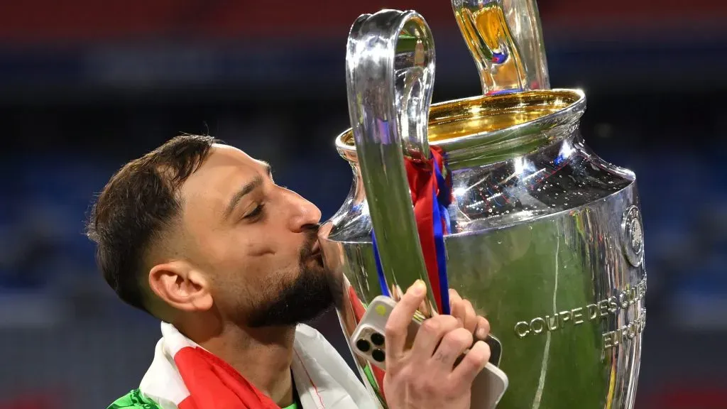 Donnarumma, segurando o troféu da Champions