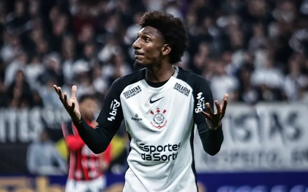 Talles Magno jogador do Corinthians lamenta durante partida contra o Vitoria no estádio Arena Corinthians pelo campeonato Brasileiro A 2025. Foto: Fabio Giannelli/AGIF