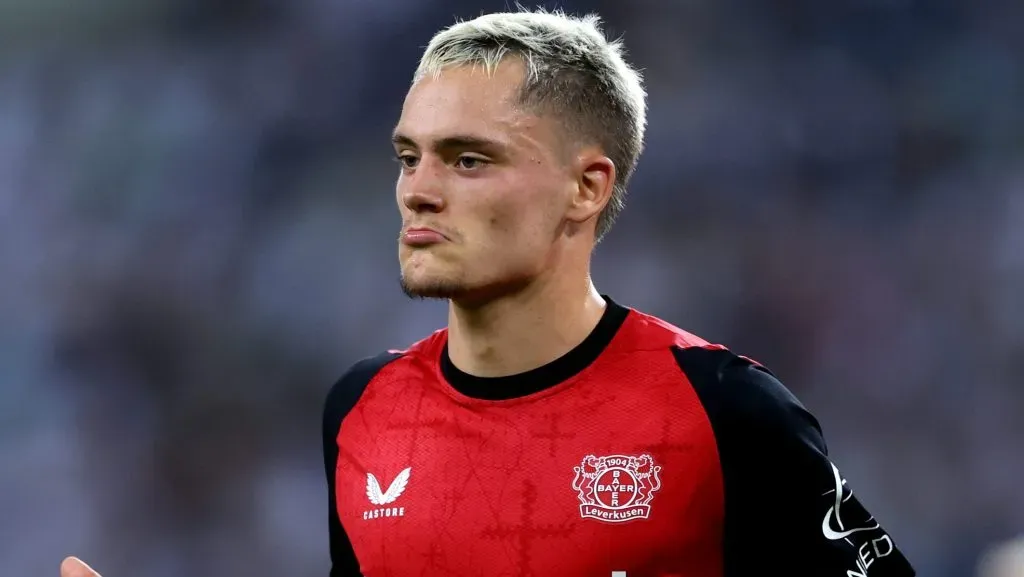 Florian Wirtz, com a camisa vermelha