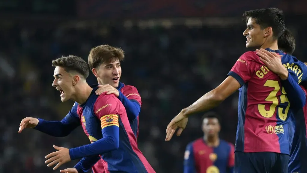 Pablo Torre, do FC Barcelona, celebra com os companheiros de equipe após marcar o quinto gol de sua equipe durante a partida da La Liga EA Sports entre FC Barcelona e Sevilla FC no Estadi Olímpic Lluís Companys em 20 de outubro de 2024, em Barcelona, Espanha. (Foto de David Ramos/Getty Images)