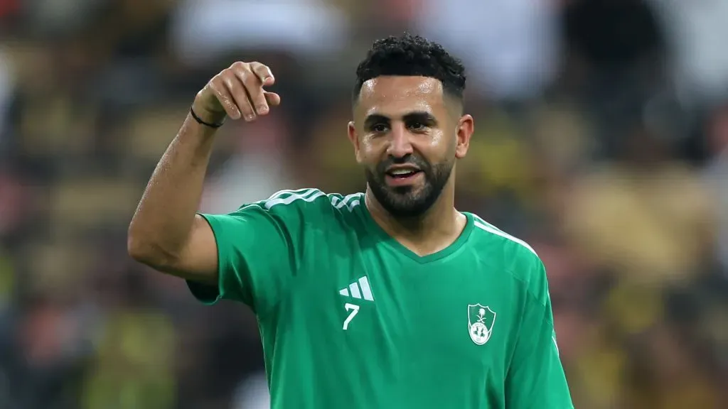 Riyad Mahrez em jogo do Al-Ahli. Foto: Yasser Bakhsh/Getty Images