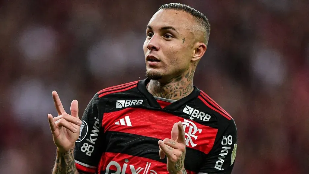 Everton, em campo, de camisa vermelha e preta, do Flamengo. Foto: Thiago Ribeiro/AGIF