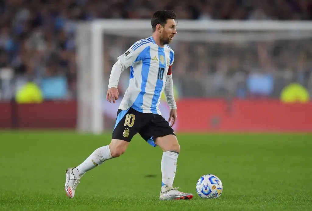 Messi mostra para James Rodríguez que não curtiu entrevista. Foto: Marcelo Endelli/Getty Images