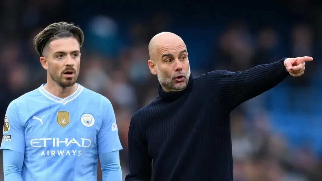 MANCHESTER, INGLATERRA - 31 DE MARÇO: Pep Guardiola, técnico do Manchester City, fala com Jack Grealish, do Manchester City, após a partida da Premier League entre Manchester City e Arsenal FC no Etihad Stadium em 31 de março de 2024 em Manchester, Inglaterra.