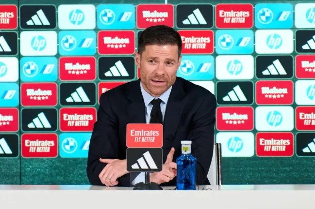 Xabi Alonso, do Real Madrid, de terno preto