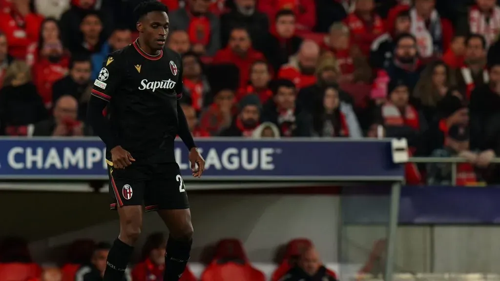 Jhon Lucumí em jogo do Bologna. Foto: Gualter Fatia/Getty Images